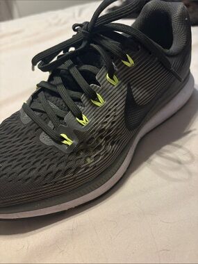 Nike Men’s Black Athletic Sneakers with Neon Yellow Accents